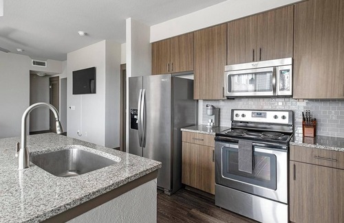 Memorial Apartment | Landing | Stylish 2BD, Gym