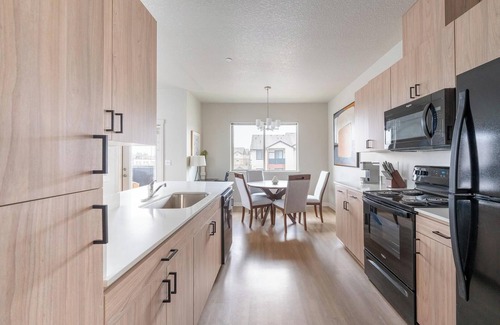 Molalla Apartment | Landing | Stylish 2BD, Gym, Pool