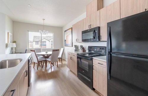 Molalla Apartment | Landing | Stylish 2BD, Gym, Pool