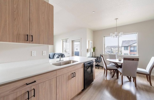 Molalla Apartment | Landing | Stylish 2BD, Gym, Pool