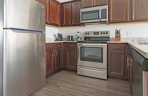 Bloomingdale Apartment | Landing | Stylish 2BD, Pool, Gym