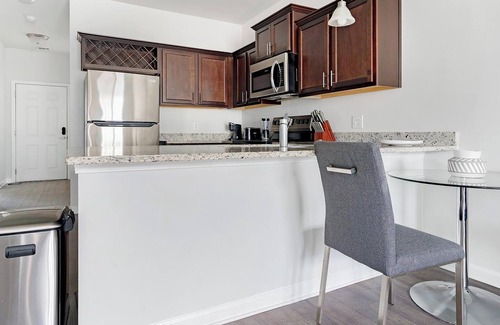 Bloomingdale Apartment | Landing | Stylish 2BD, Pool, Gym