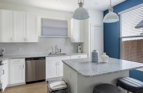 Tarrant County Apartment | Landing | Stylish 2BD, Pool, Gym