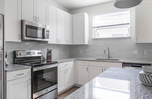Tarrant County Apartment | Landing | Stylish 2BD, Yoga Studio, Gym