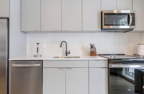 Durham Apartment | Landing | Stylish Studio, Pool, Gym