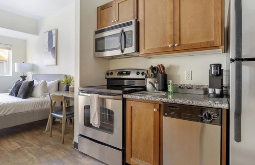 Pearl District Apartment | Landing | Stylish Studio, Gym, Courtyard