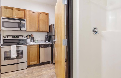 Pearl District Apartment | Landing | Stylish Studio, Gym, Courtyard