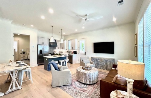 Oxford House | Lane Station - 3 King Suites + Screened Porch!