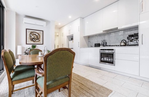 Fitzroy Apartment | Laneway Leisure Leafy Delight in Heart of Fitzroy