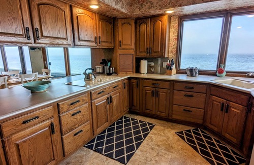 Langley House | Langley Beach House - 5 bedroom waterfront home in downtown Langley!