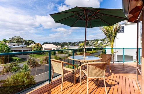 Langs Beach House | Langs Retreat - Large, sunny beach house one row back from Langs beach