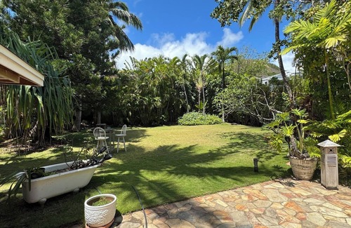 Lanikai House | Lanikai Paradise across the street from the beach with AC and Parking!