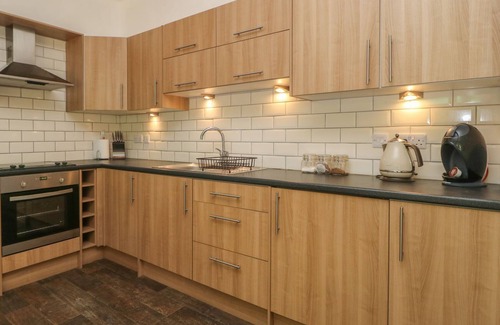 Market Rasen Cottage | LANSDOWNE LODGE, pet friendly, with hot tub in Market Rasen
