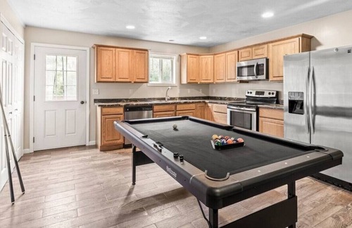 Lansing Apartment | Lansing 4 Bedroom 3.5 bath · Serene Esca · Serene Escape/Fire Pit/Grill