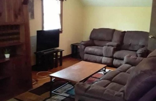 Knoxville Apartment | Lansing attic Summary