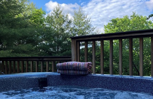 Lansing Cabin | Lansing NC , near West Jefferson and Boone NC, secluded log cabin getaway