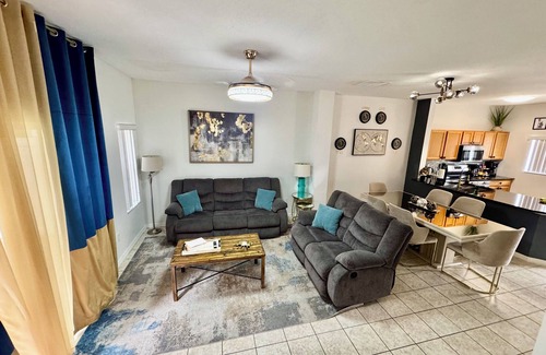 Lake Berkley House | LAOxury 3bd townhome pool front in brilliant Kissimmee