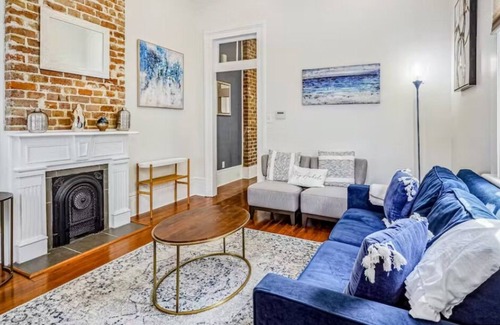 Central Carrollton Association Apartment | Lapis Lodge King Size bed Near Street Car Line