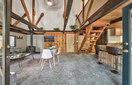 South Lake Tahoe House | Larch Chalet- 1BR, 1BA 2 Min to Heavenly, Hot Tub