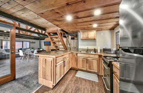 South Lake Tahoe House | Larch Chalet- 1BR, 1BA 2 Min to Heavenly, Hot Tub