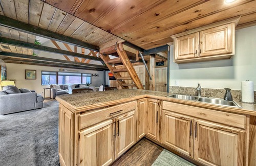 South Lake Tahoe House | Larch Chalet- 1BR, 1BA 2 Min to Heavenly, Hot Tub
