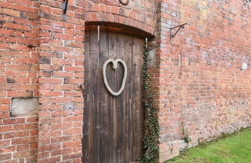 Denstone Cottage | LARCH, romantic, character holiday cottage, with a garden in Rocester