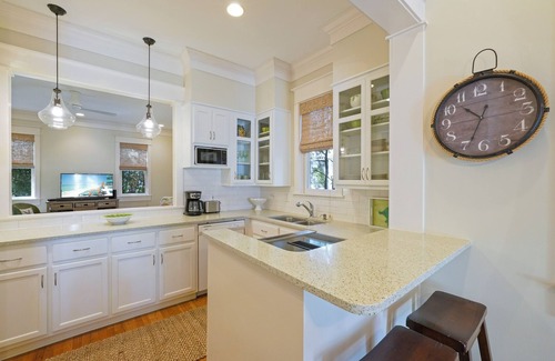 Seaside House | Large 1 BD Guest Cottage Stand Alone Home in Seaside + 2 Adult Bikes!