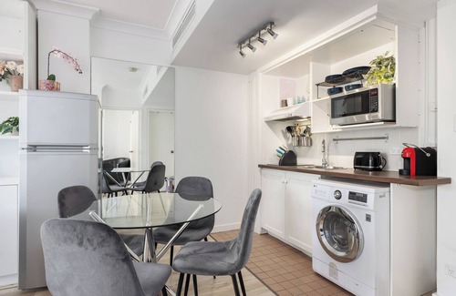 Woolloomooloo Apartment | Large 1 bed with parking and rooftop pool