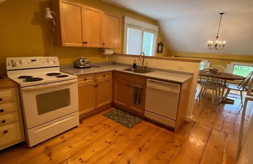 Jeffersonville Apartment | Large 1 bedroom Apartment on Main Street in Jeffersonville.