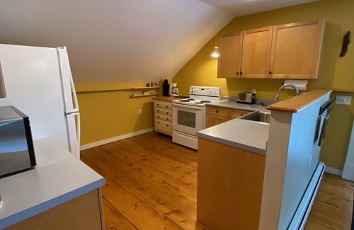 Jeffersonville Apartment | Large 1 bedroom Apartment on Main Street in Jeffersonville.