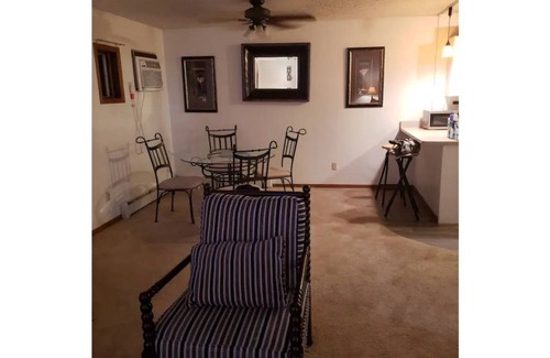 Bismarck Apartment | Large 1 BR Apartment in downtown Bismarck. Beautifully furnished. W/D in unit.