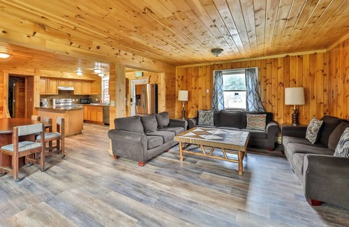 Tannersville House | Large 13 Bedroom 5 bathrooms minutes to Hunter & walk to Tannerville