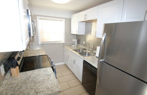 Mount Saint Joseph Apartment | Large 2 Bedroom - Full kitchen - Sleep 6