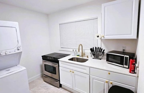 Ortona North Apartment | Large 2 bedroom with Oceanview across from Beach!