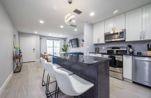 Lawsona - Fern Creek House | Large 2 bedroom with King bed and Patio!