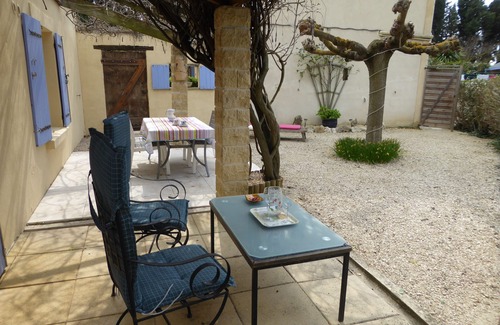 Rognonas Cottage | Large 2 Person Apartment with Air Conditioning & lovely private outdoor area