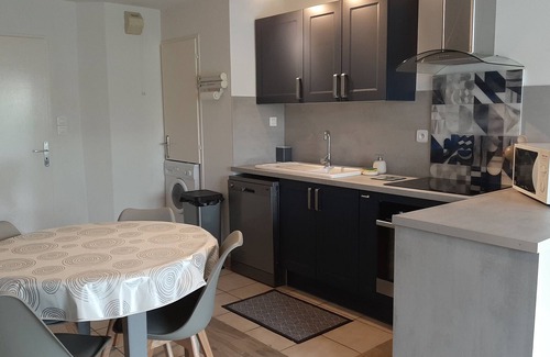 Sarzeau Apartment | Large 2-room apartment with small garden, private parking, shops on foot, 1 km from the gulf