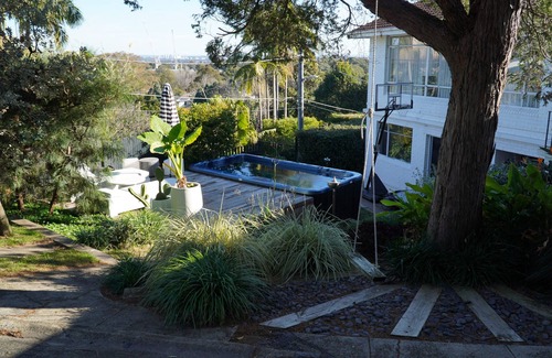 Lane Cove House | Large 2 storey house in east Lane Cove with amazing amenities 10 min from CBD.