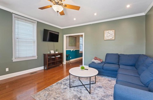 Downtown Indianapolis House | Large 2 story home with fenced back yard