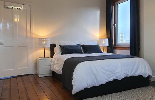 North West Apartment | Large 3 Bed Apartment Glasgow West End Free Parking & Electric Vehicle point