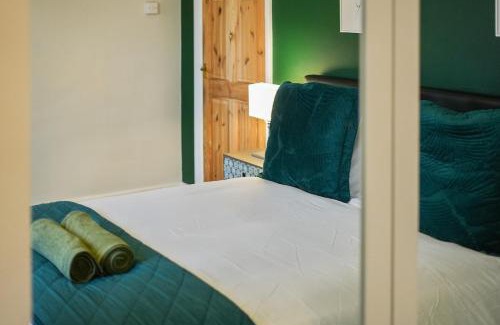 Hillsborough Apartment | Large 3 Bed Home, Wisewood, FREE Parking, Great for Groups - Hosted by Stay Host Save