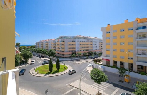 Parede Apartment | Large 3 Bedroom Apartment in Cascais, minutes from Beachn