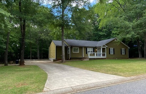 Athens House | Large 3 bedroom - Back deck - Pet Friendly