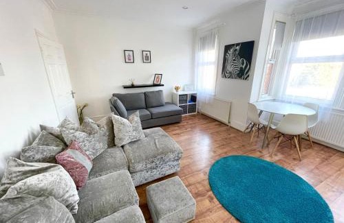 Woodhouse Apartment | Large 3 Bedroom modern apartment close to central London