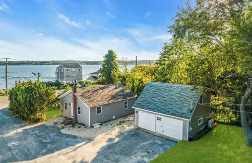 Hampton Bays House | Large 3-bedroom Waterfront property with AC and fitness room in the Hamptons