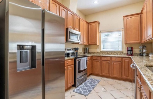 College Park House | Large 3 bedroom with King Bed!