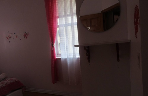 Queens House | LARGE 3 BEDROOMS 20 MIN TO MANHATTAN