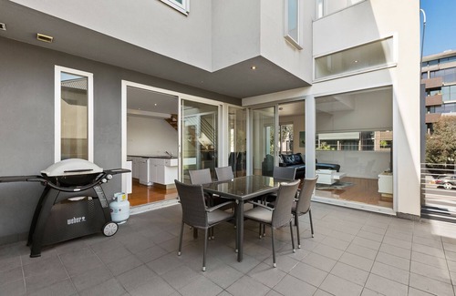 Port Melbourne House | Large 3 level townhome, sleeps 10, 500m to beach