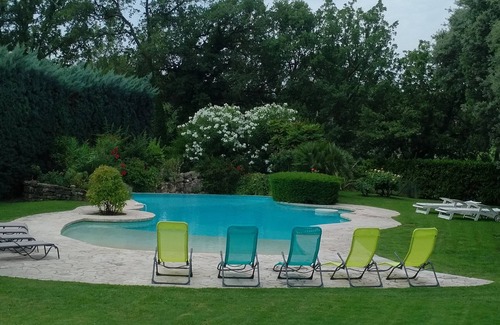 Robion Villa | large 315 m2 air-conditioned villa with infinity pool at the foot of the Luberon