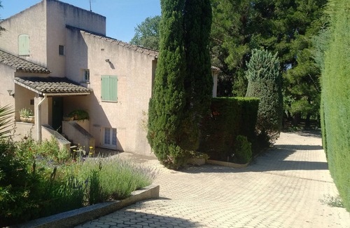 Robion Villa | large 315 m2 air-conditioned villa with infinity pool at the foot of the Luberon
